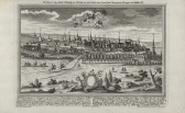 Celkový pohled od severovýchodu ze Svatého Kopečku: Panoramatický pohled na město s hradbami, oživený postavami jezdců a dobytka. Barokní putti drží stuhu s názvem města a erb, který je v prvním vydání nedokončený.
